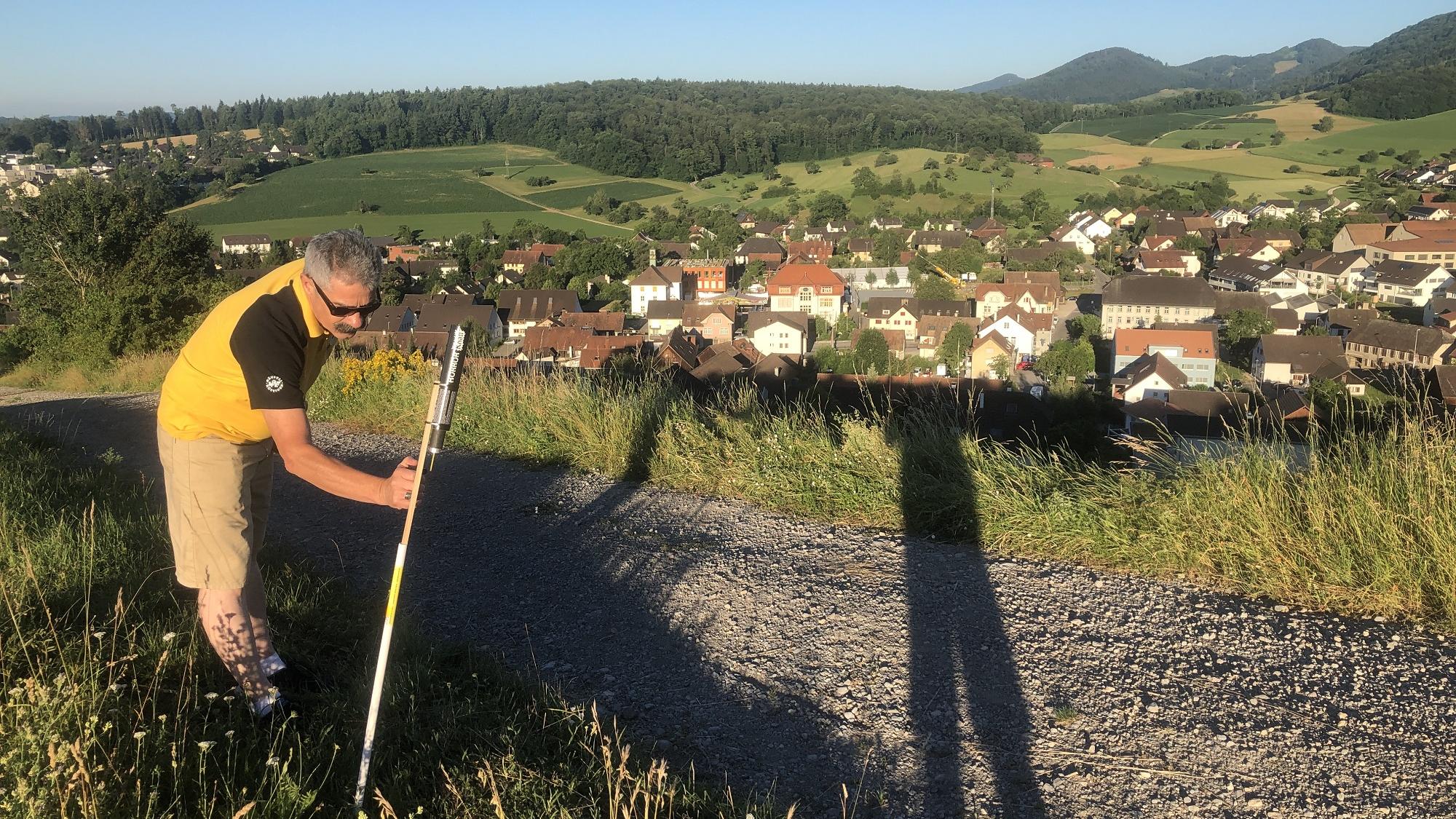 Willy Roth zündet eine Rakete zur Eröffnung des Jugendfestes 2019