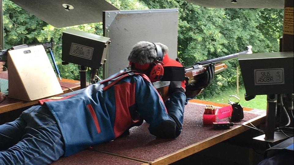 Willy Roth zielt am Eidgenössischen Schützenfest für Veteranen, Zürich 2019